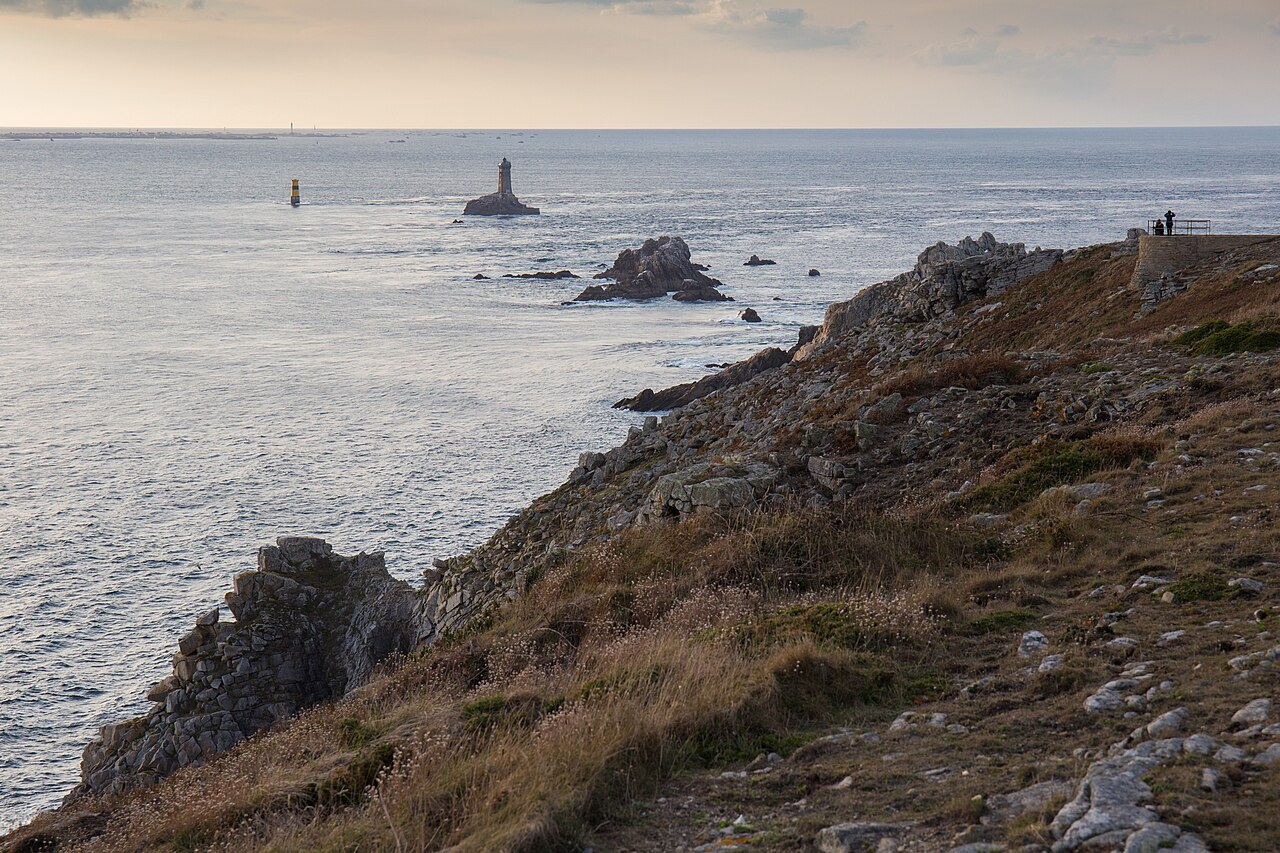 Falaises de la Pointe du Raz face au phare de la Vieille dans le Finistère