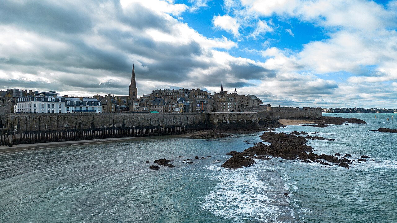 Remparts et vieille ville de Saint-Malo face à la mer