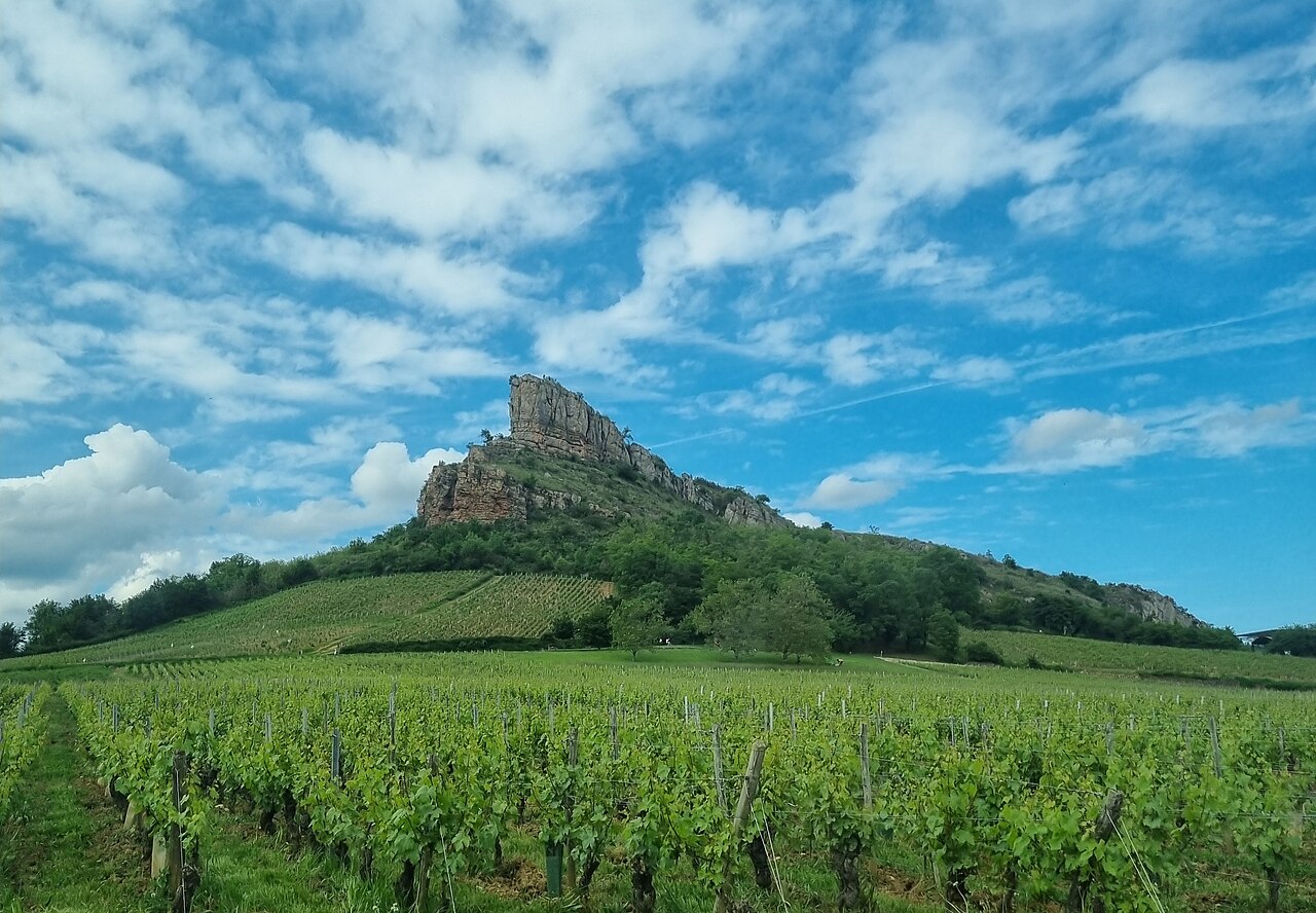 Roche de Solutré dominant les paysages du Mâconnais