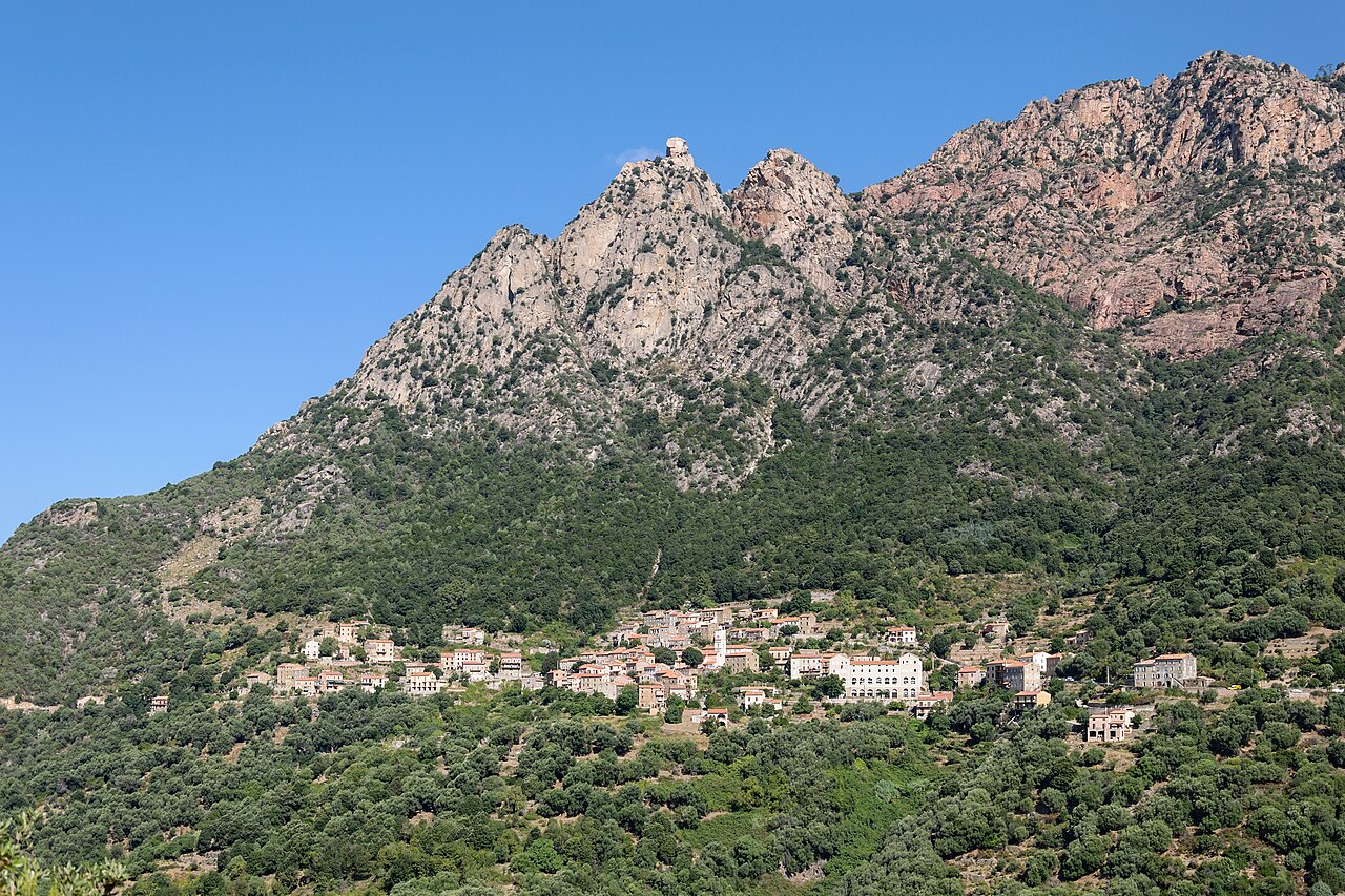 Village d’Ota au pied des montagnes de Corse-du-Sud