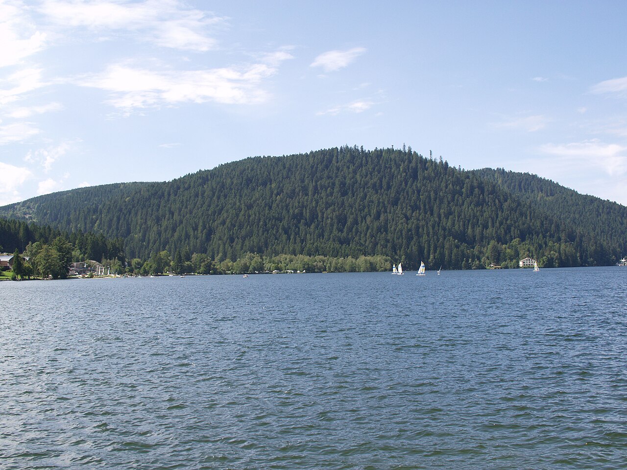 Lac de Gérardmer entouré de reliefs boisés dans les Vosges