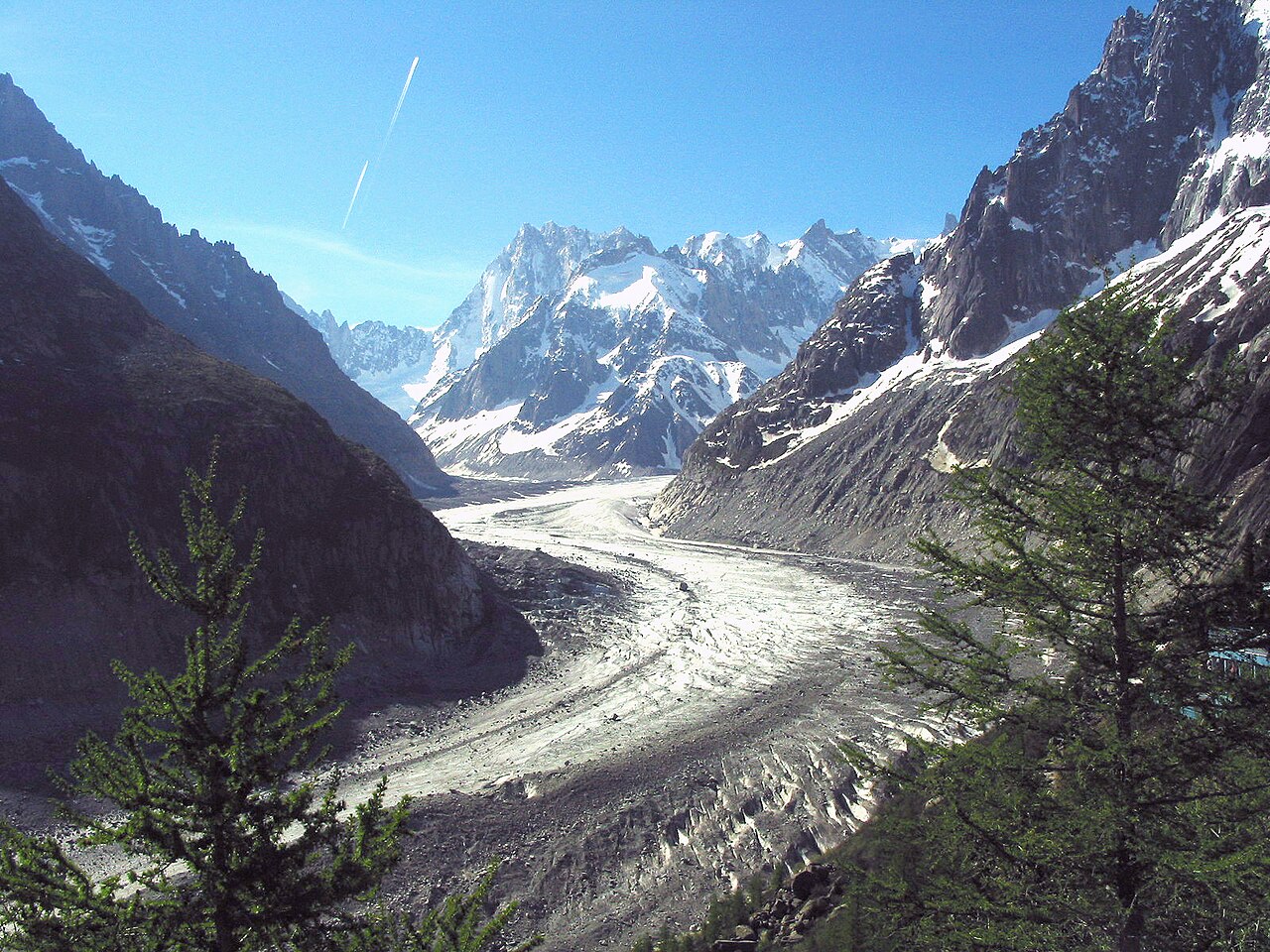 Mer de Glace et sommets du massif du Mont-Blanc à Chamonix