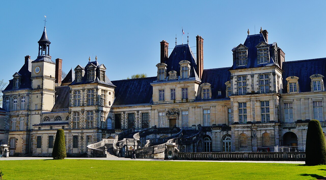 Façade et cour du château de Fontainebleau
