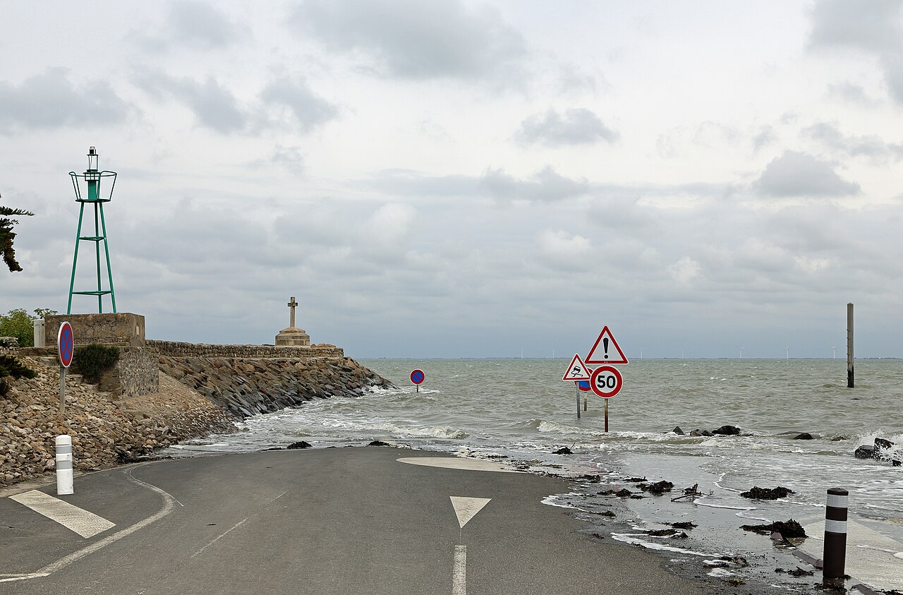 Passage du Gois en Vendée à marée haute