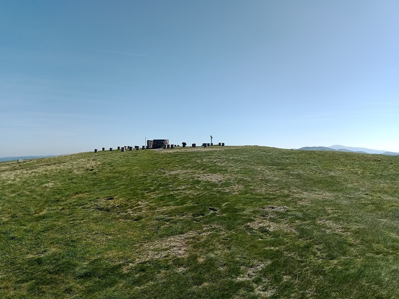 Prairies sommitales du Ballon d’Alsace sous un ciel dégagé