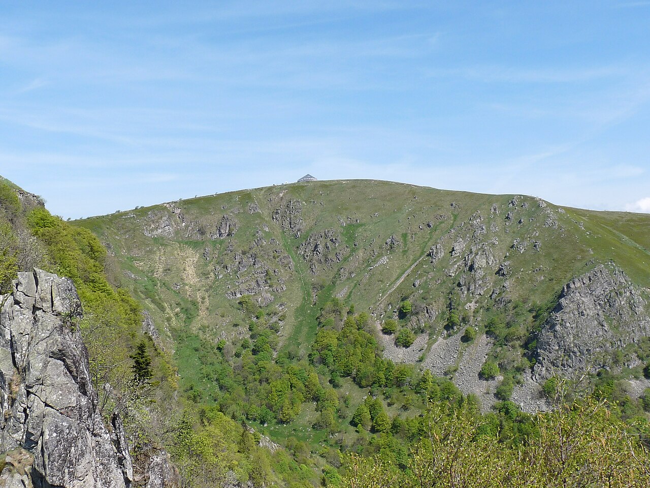 Vue sur les pentes escarpées et le sommet du Hohneck dans le massif des Vosges