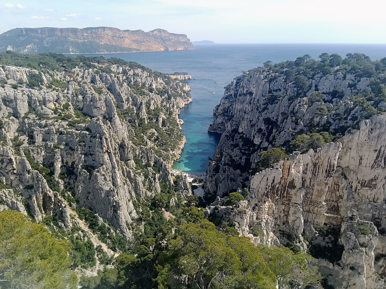 Calanque d’En-Vau entre falaises calcaires et Méditerranée