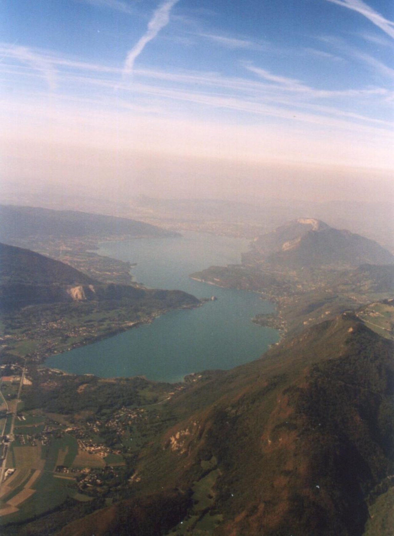Lac d’Annecy entouré par les reliefs des Alpes