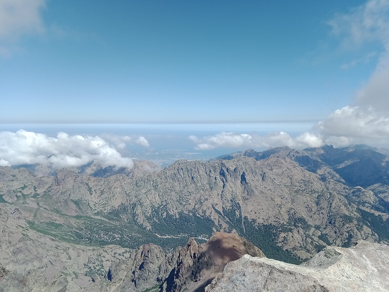 Vue depuis le Monte Cinto vers Calvi et les montagnes corses