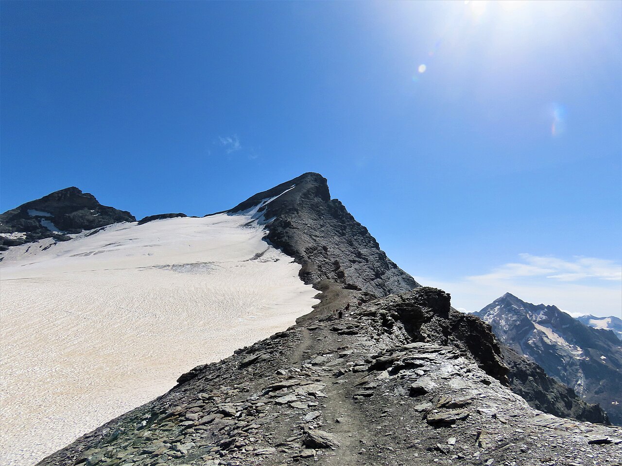 Sentier minéral sur l’arête ouest de l’Aiguille de la Grande Sassière