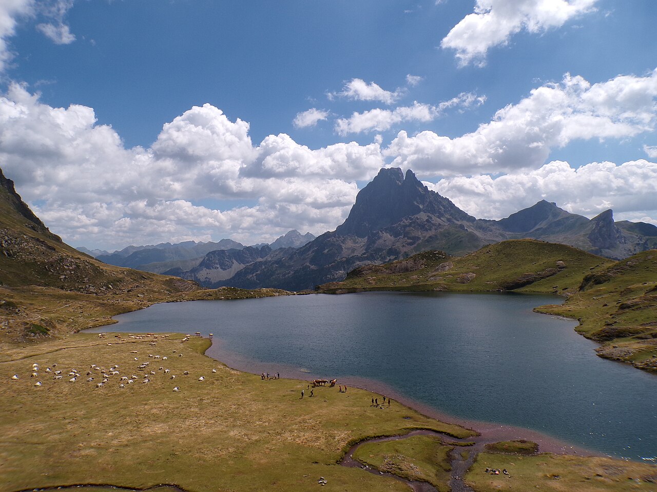 Lac Gentau entouré de sommets pyrénéens en été